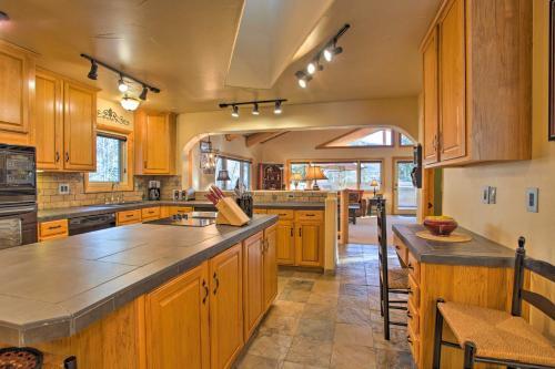Mountain Escape With Hot Tub - Ski, Hike, And Golf!