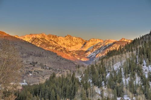 Mountain Escape With Hot Tub - Ski, Hike, And Golf!