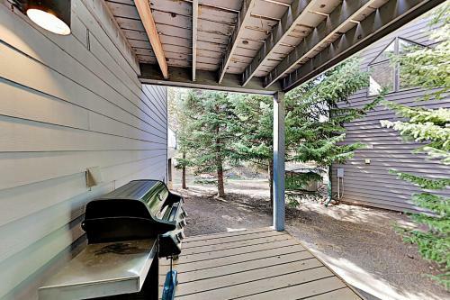 Expansive Mountain Getaway - Balcony & Hot Tub Home