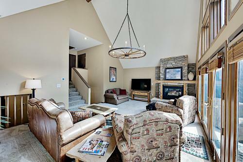 Expansive Mountain Getaway - Balcony & Hot Tub Home