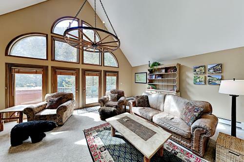 Expansive Mountain Getaway - Balcony & Hot Tub Home