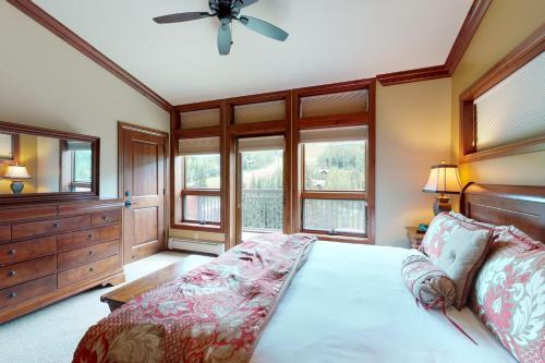 Lion Square Lodge South 750a