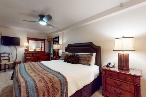 Lion Square Lodge North 180