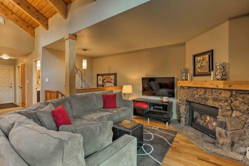Cozy Vail Townhome With Views Near Shuttle Stop!