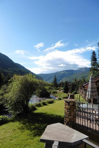 Riverside Townhome With Porch And Mountain Views!