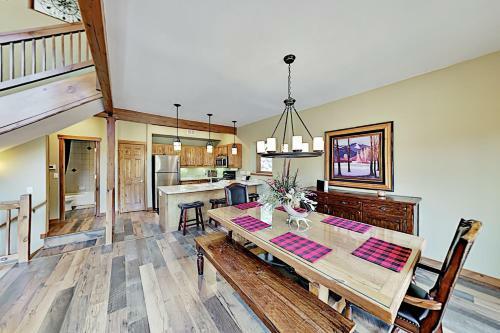 Apartamento Mountainside Condo With Deck, Fireplace & Hot Tub Condo