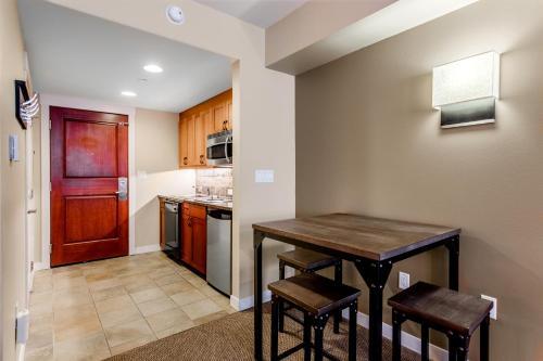 Ski In - Ski Out Modern Condo