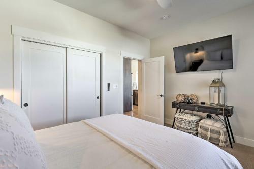 Condo With View, 1 Block To Main St, 4 Mi To Ski