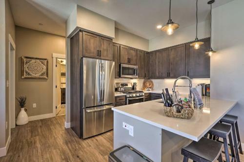 Condo With View, 1 Block To Main St, 4 Mi To Ski