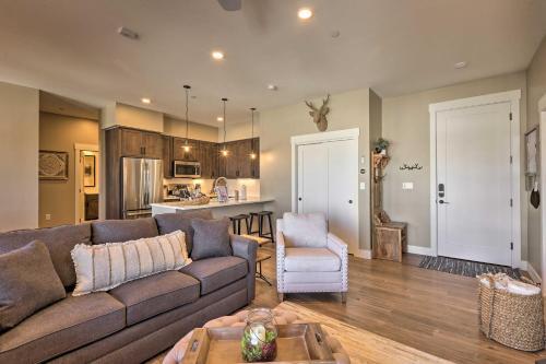 Condo With View, 1 Block To Main St, 4 Mi To Ski