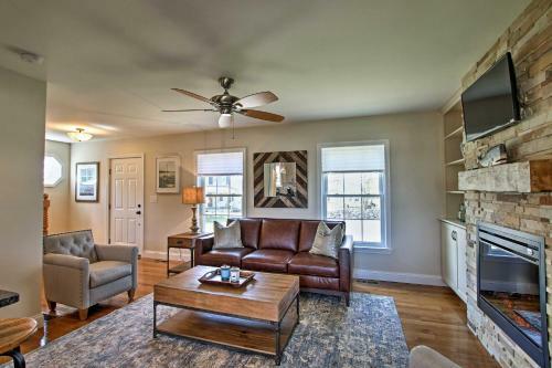 Pawcatuck Riverfront Home With Yard - Mins To Beach!
