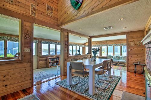 Niantic Getaway With Water Views - Walk To Beach