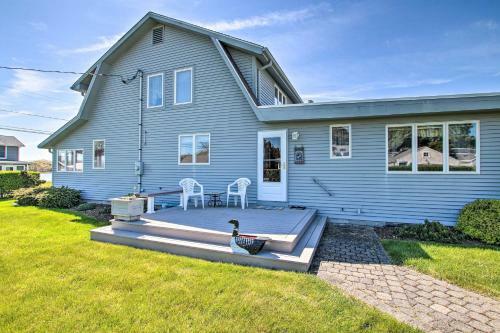 Niantic Getaway With Water Views - Walk To Beach