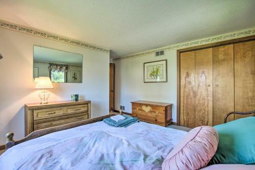 Niantic Getaway With Water Views - Walk To Beach