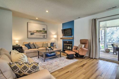 Stylish Townhome About 1 Mi To Beach And Boardwalk!
