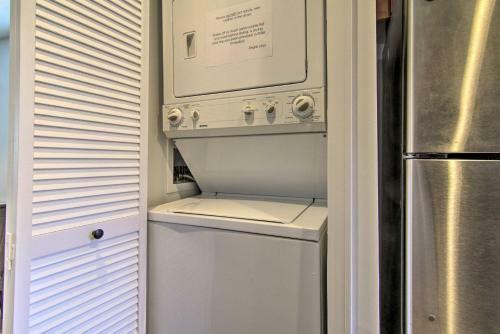 Stylish Townhome About 1 Mi To Beach And Boardwalk!