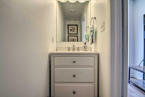 Stylish Townhome About 1 Mi To Beach And Boardwalk!
