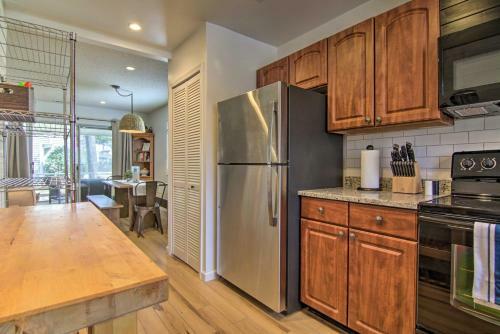 Stylish Townhome About 1 Mi To Beach And Boardwalk!