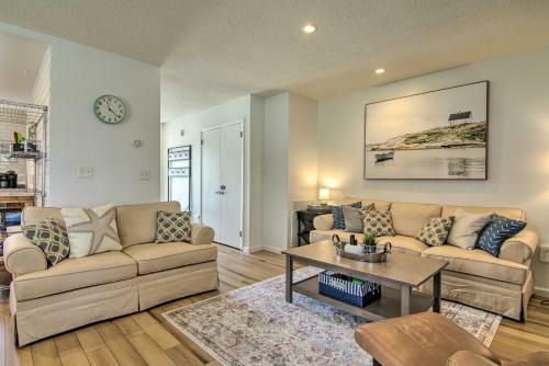 Stylish Townhome About 1 Mi To Beach And Boardwalk!