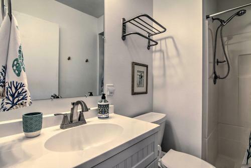 Stylish Townhome About 1 Mi To Beach And Boardwalk!