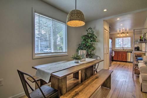 Stylish Townhome About 1 Mi To Beach And Boardwalk!