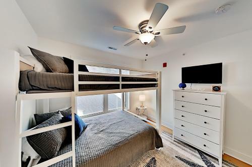 Walk To Beach! Modern Retreat With Rooftop Deck Townhouse
