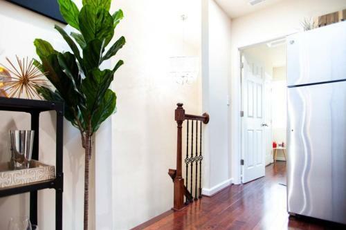 Apartamento ** Stacked Rowhome ** Up & Coming ** Convenience