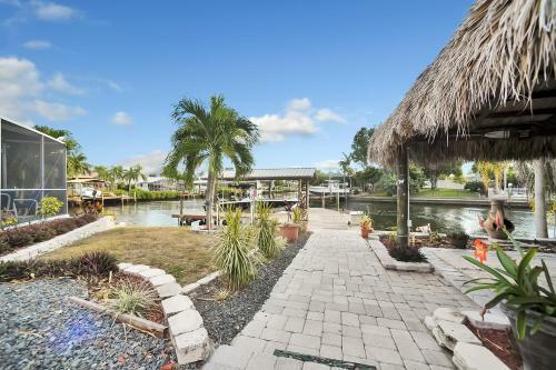 Apollo Beach Home With Pool, Room To Entertain, Pet Friendly! Home