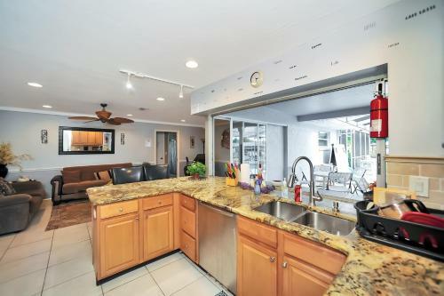 Apollo Beach Home With Pool, Room To Entertain, Pet Friendly! Home