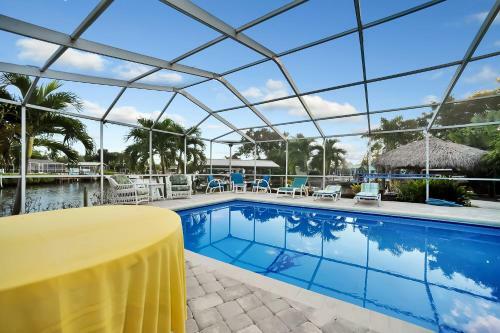 Apollo Beach Home With Pool, Room To Entertain, Pet Friendly! Home