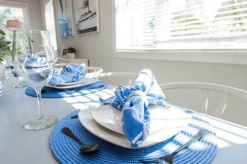 Aqua Paradise By Ami Locals