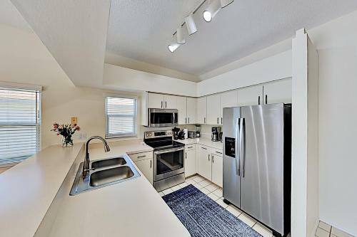 Pristine Home-screened Lanai & Private Pool Home