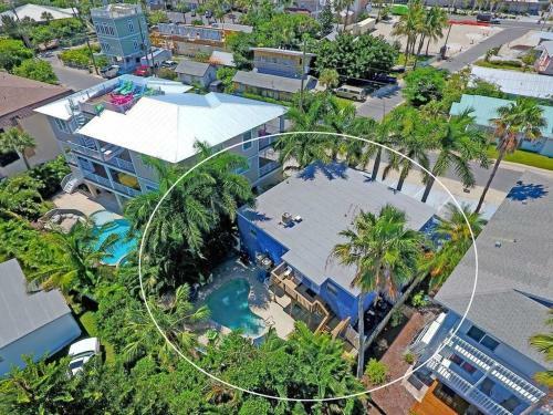 Beach Getaway Pool Condo Between The Island Marina And Beach
