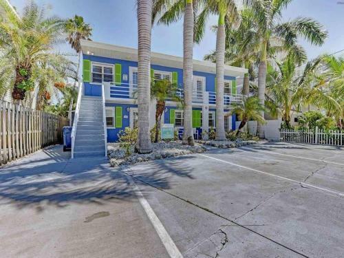 Beach Getaway Pool Condo Between The Island Marina And Beach