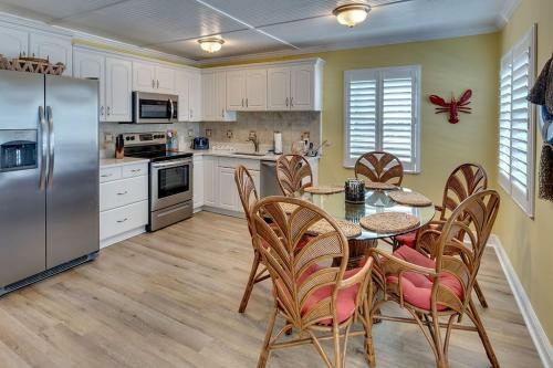 Beach Getaway Pool Condo Between The Island Marina And Beach