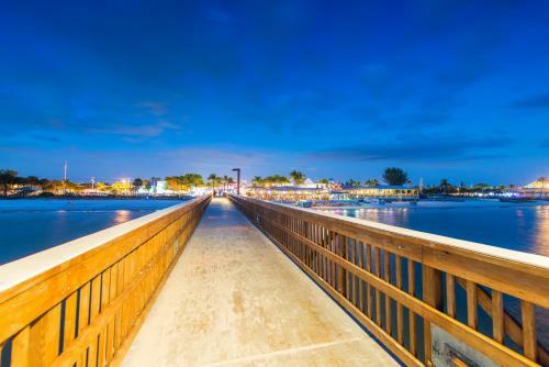 New Listing! Sparkling Home With Caged Pool & Lanai Home