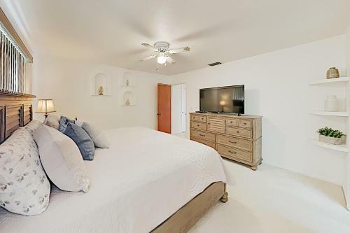 New Listing! Sparkling Home With Caged Pool & Lanai Home