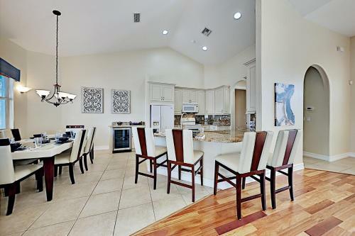 Canal-front Home - Pool & Hot Tub - Private Dock Home