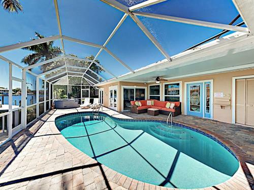 Canal-side ?sky Palms Villa? - Dock, Pool & Hot Tub Home