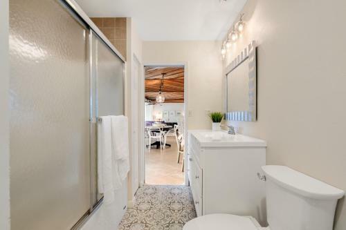 Canal-side ?sky Palms Villa? - Dock, Pool & Hot Tub Home