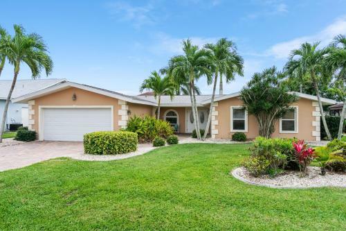 Canal-side ?sky Palms Villa? - Dock, Pool & Hot Tub Home