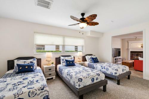 Canal-side ?sky Palms Villa? - Dock, Pool & Hot Tub Home