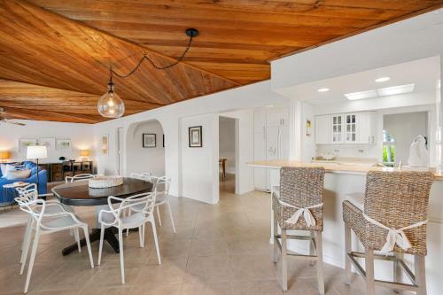 Canal-side ?sky Palms Villa? - Dock, Pool & Hot Tub Home