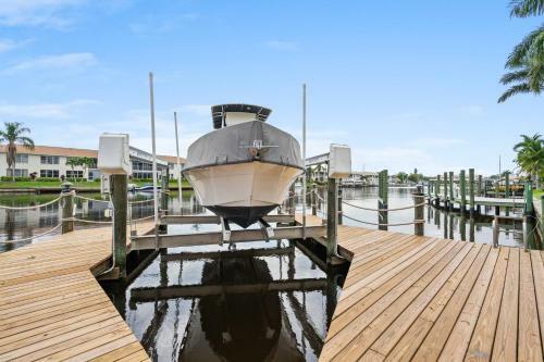 Canal-side ?sky Palms Villa? - Dock, Pool & Hot Tub Home