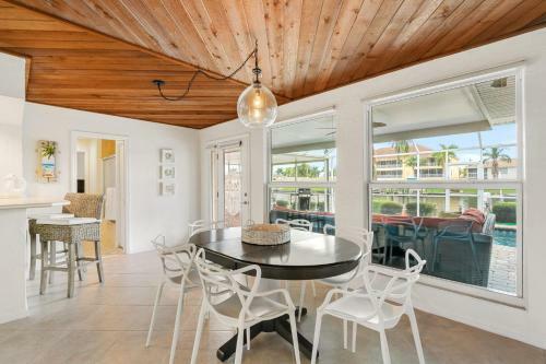 Canal-side ?sky Palms Villa? - Dock, Pool & Hot Tub Home