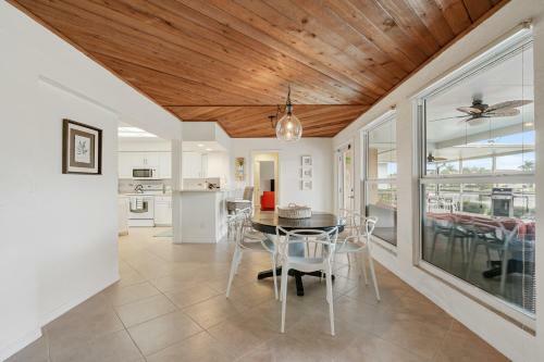 Canal-side ?sky Palms Villa? - Dock, Pool & Hot Tub Home