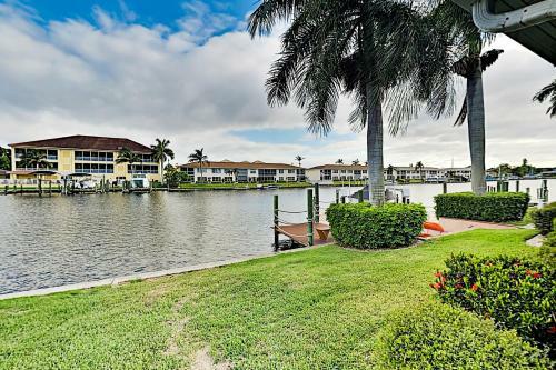 Canal-side ?sky Palms Villa? - Dock, Pool & Hot Tub Home