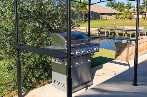 Lavish Canal-front Getaway With Heated Pool & Dock Home