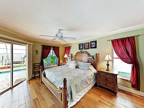 Riverfront Paradise With Caged Pool, Hot Tub & Dock Home