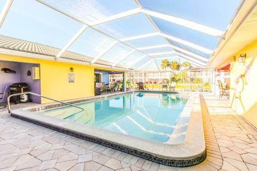 Gulf Access #e 2-bedroom W/ Heated Pool